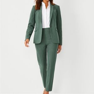 Ann Taylor Women’s 2-Piece Suit- Excellent Condition!! Size 2 Petite